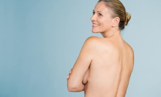 femme seins nus de dos