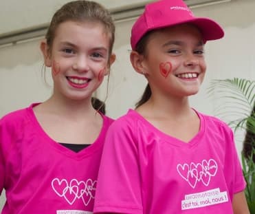 Deux filles avant la course "Les Pitchounettes" de la Vannetaise
